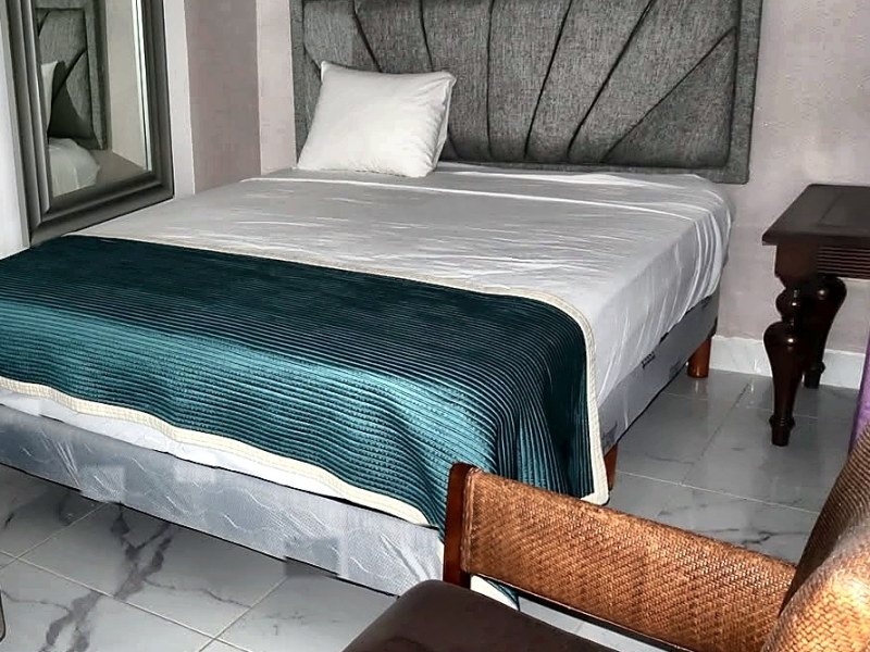 Habitación Sencilla — Cama vestida, con cabecera acolchada