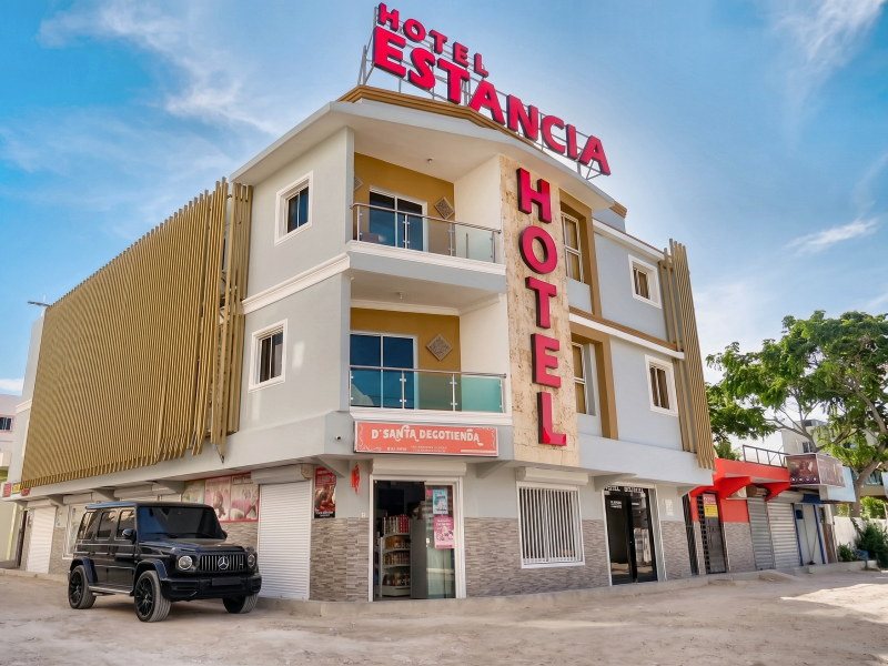 El edificio del hotel, con sus balcones