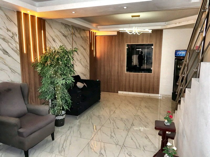 Recepción, a la entrada del hotel