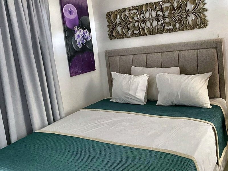Habitación Matrimonial — Cabecera acolchada y cama matrimonial