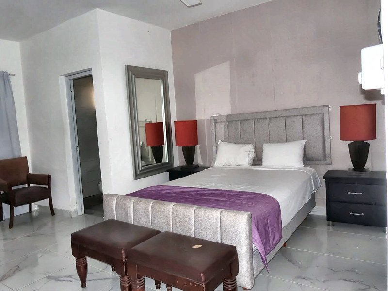 Suite — Cama king con mesas de noche
